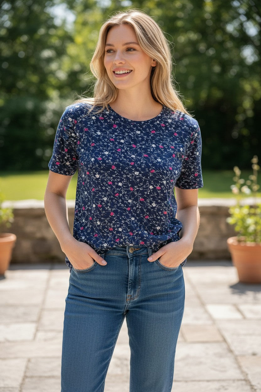 Bluză de damă bleumarin cu imprimeu floral mărunt alb-roz – Midnight Blossom