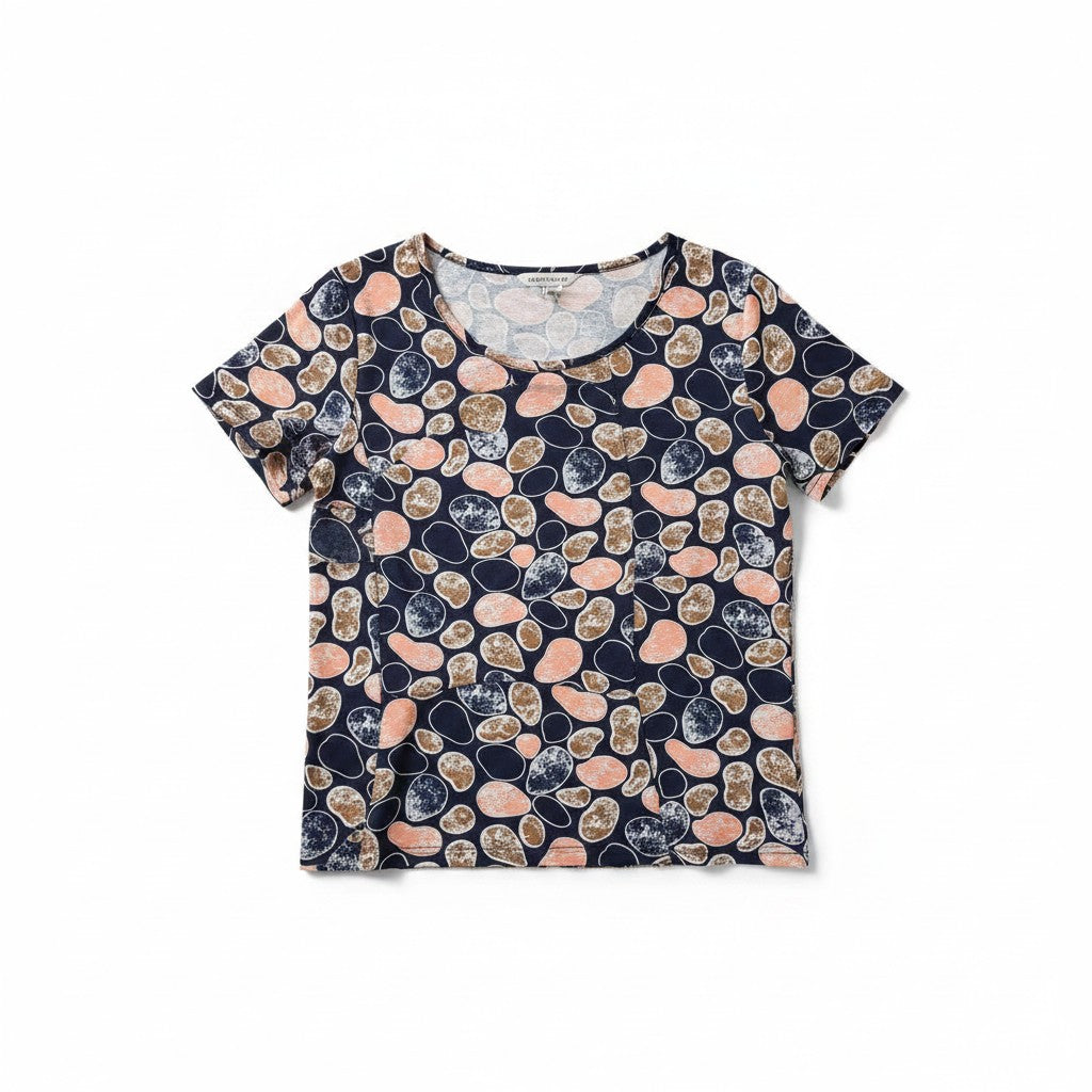 Bluză de damă bleumarin cu imprimeu abstract pietre roz-coral și maro – Coral Pebbles