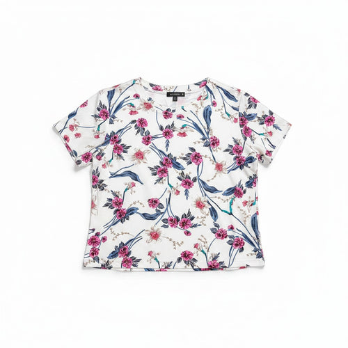 Bluză casual cu mânecă scurtă, de damă alb cu imprimeu floral roz și bleumarin – Blossom Breeze