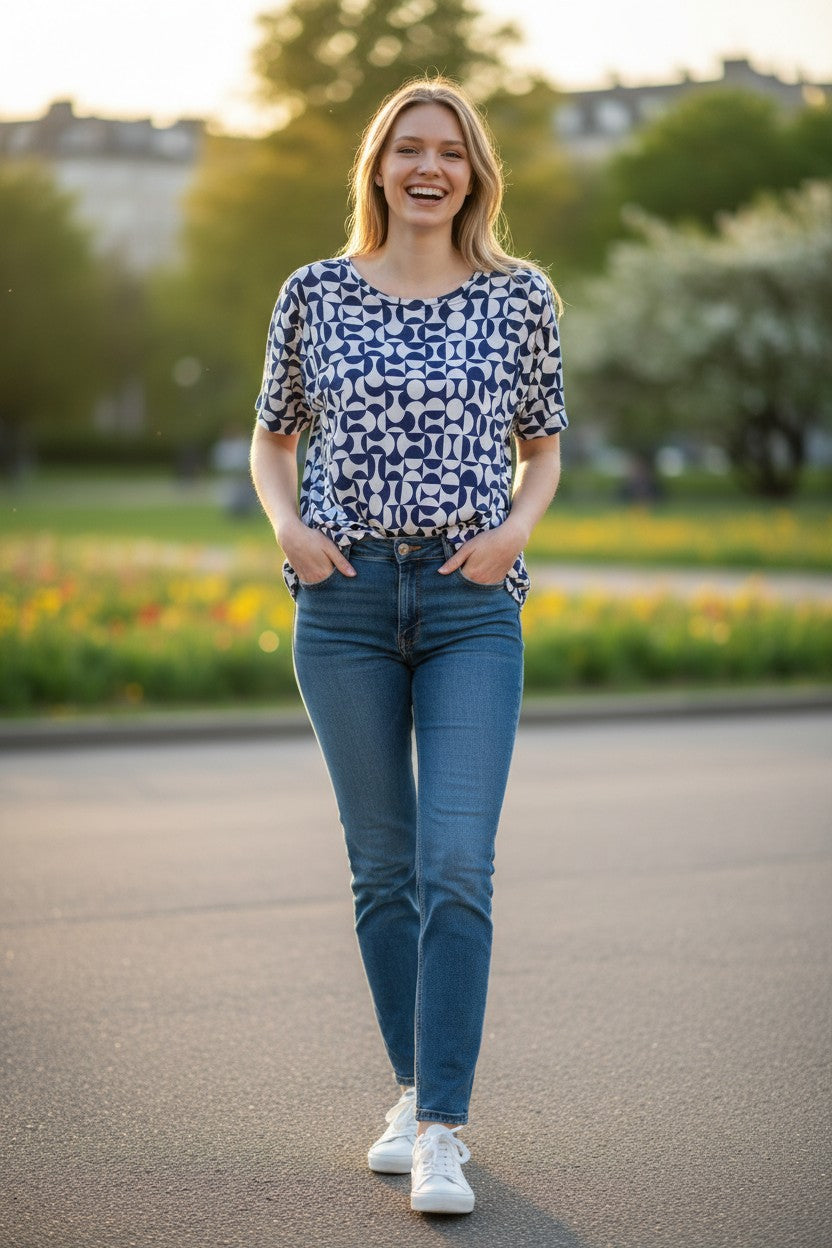 Bluză de damă bleumarin cu alb și imprimeu geometric retro – Retro Illusion