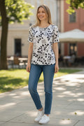 Bluză casual albă cu decolteu simplu la baza gâtului și motive botanice grafice